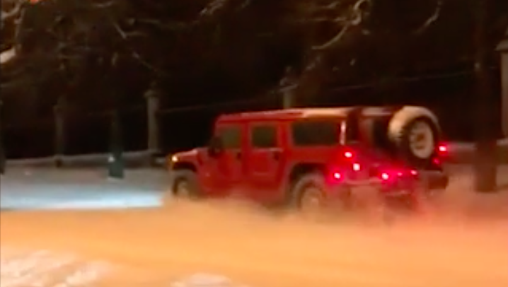 Иномарка Hummer проехала по газонам МГУ. Фото: скриншот видео
